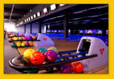 Bowlingozás a párkányi 14 pályás bowling csarnokban.